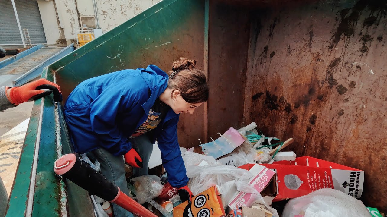 Покопайтесь в мусорных баках магазинов — замечательные находки в торговом центре и еда, которую м...