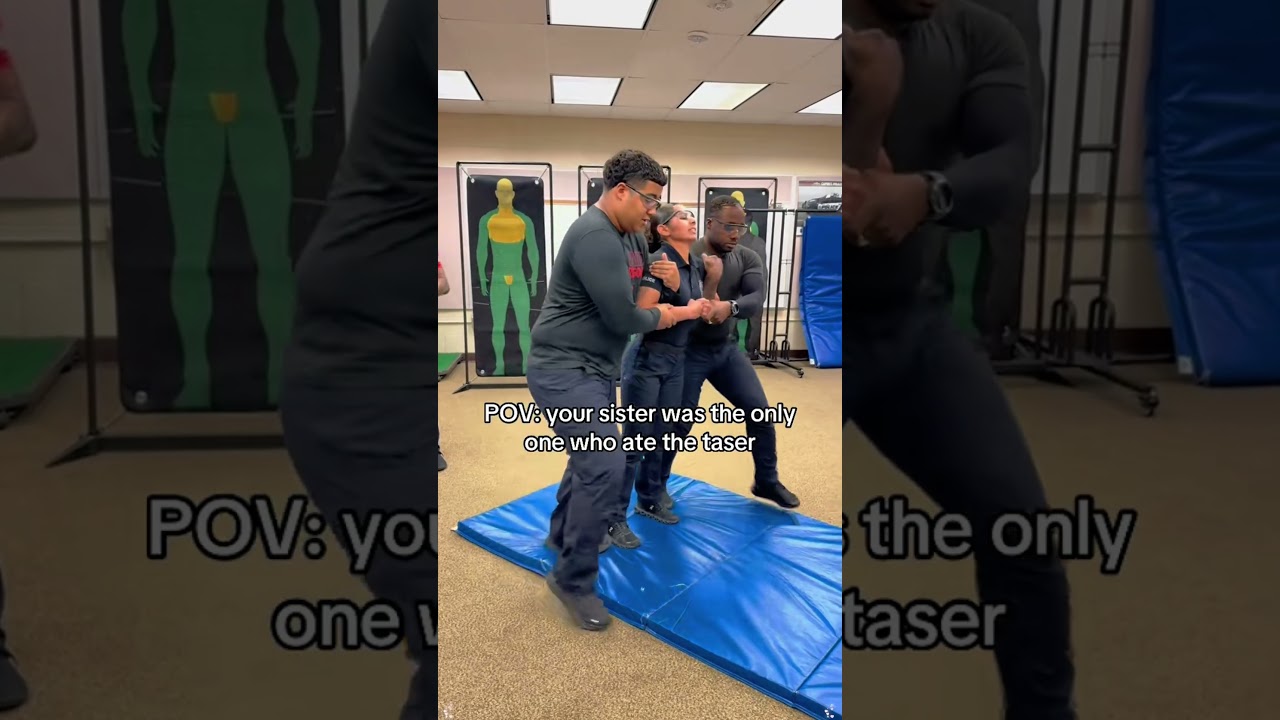 Тренировка женщин с использованием электрошокера #fyp #foryoupage #military #militarytraining