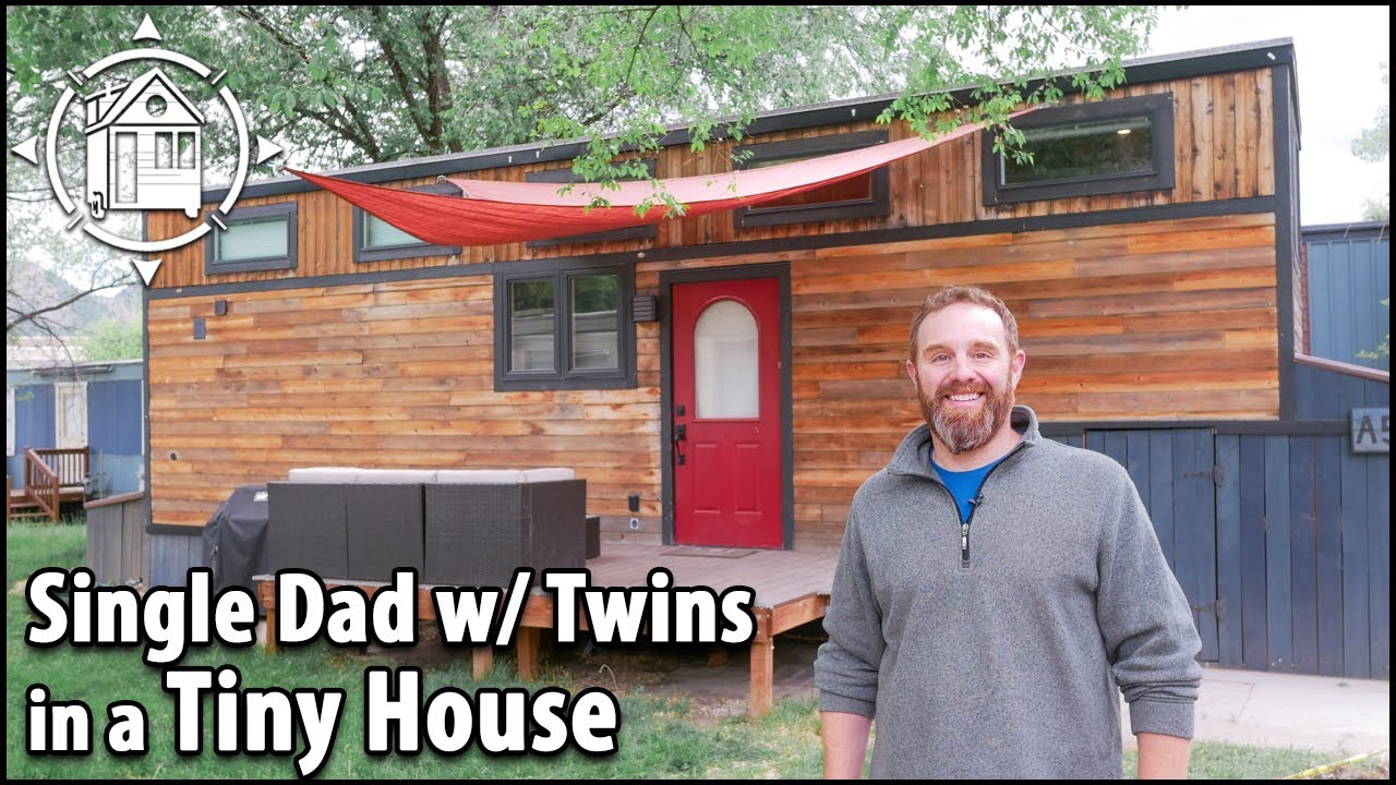 Отец-одиночка переезжает в TINY HOUSE COMMUNITY с сыновьями-близнецами