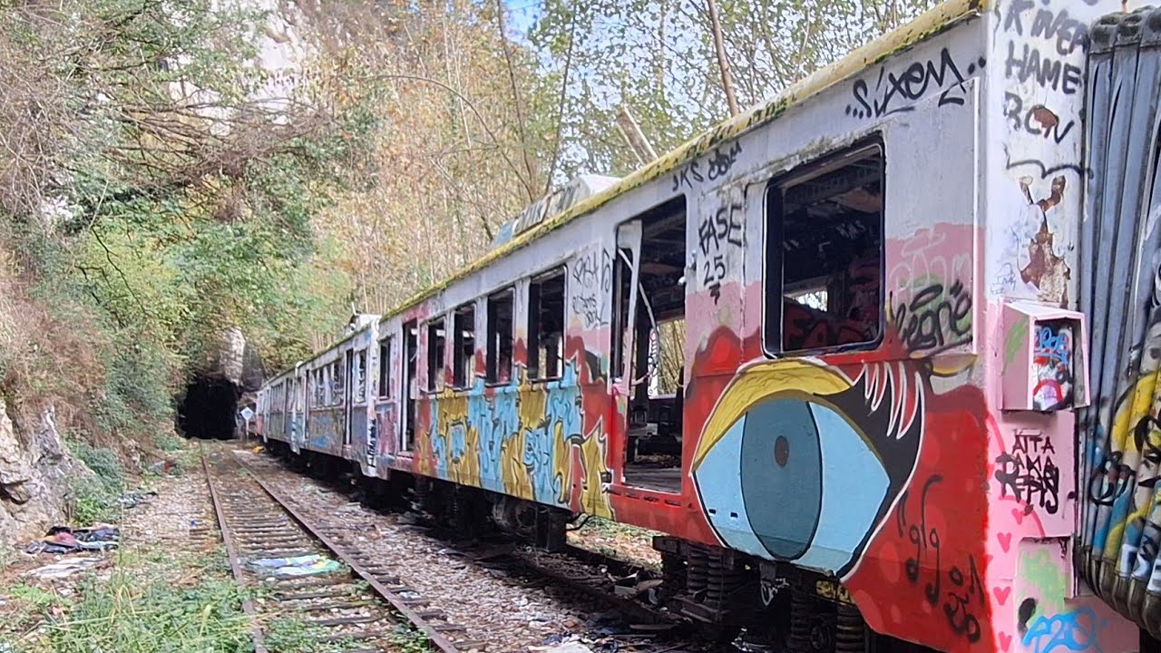 Tren abandonado en Fuso de la Reina (Asturias)