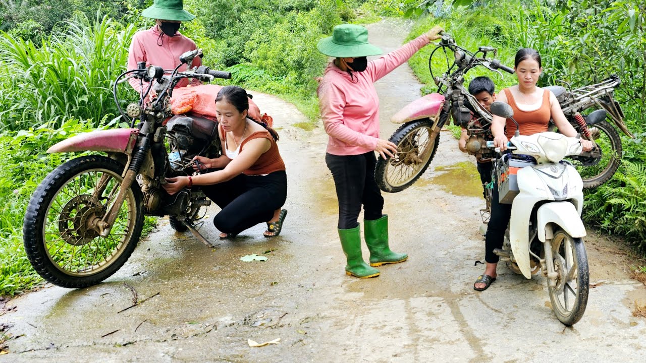 The genius girl went to rescue the girl whose car was badly damaged along the road- repair girl