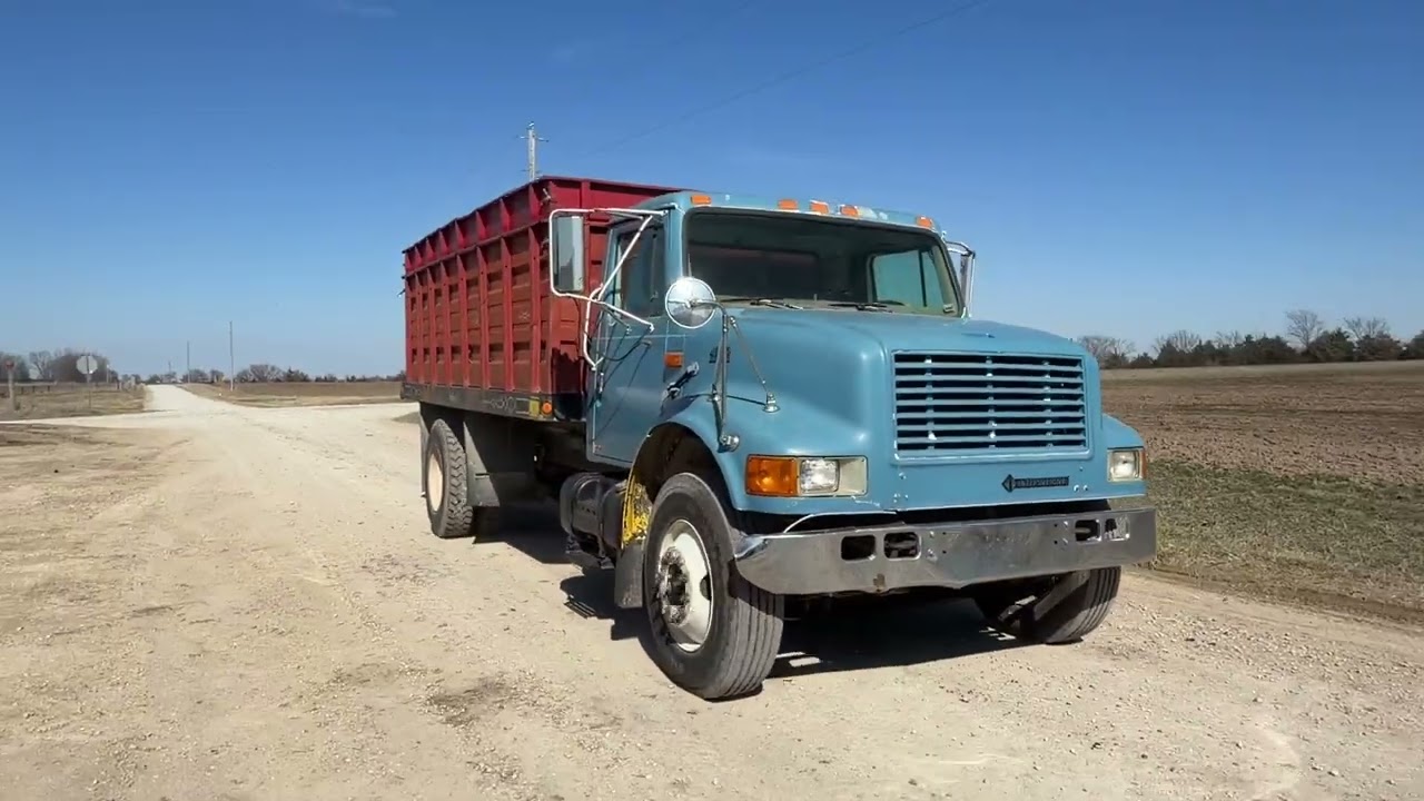BIG IRON ONLINE AUCTION 3-25-2026: 1998 International 4900 S/A Grain Truck