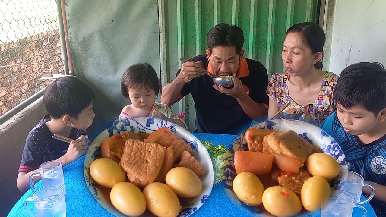 Thit lợn kho trứng nước dừa ăn cùng cải dưa leo/ Toàn Tv