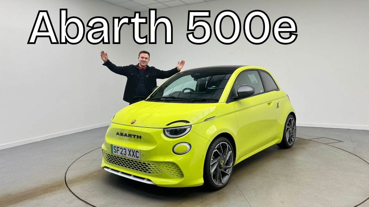 Обзор Abarth 500e Turismo в Великобритании | Стоит ли он того?
