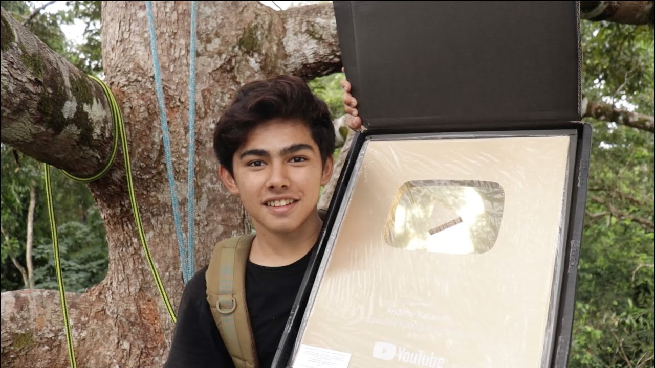 UNBOXING PLAY BUTTON DI ATAS POHON!!!!