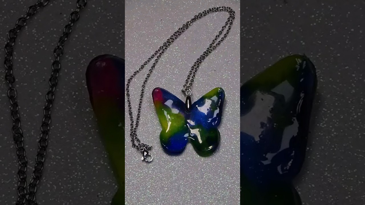 Collana con ciondolo a farfalla multicolore in resina UV #resina #resin #resinauv #uvresin#short
