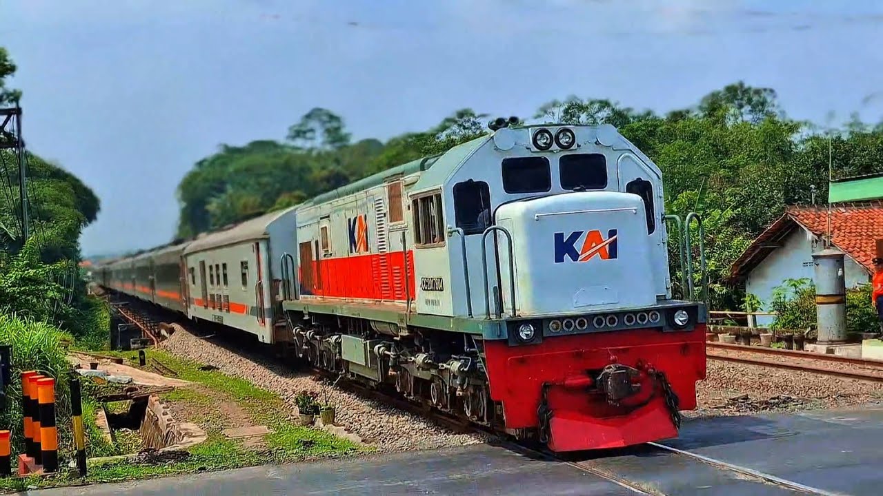 KERETA API PANJANG‼️ MENEMUKAN 33 KERETA API NGEBUT  DI PERLINTASAN MENIKUNG