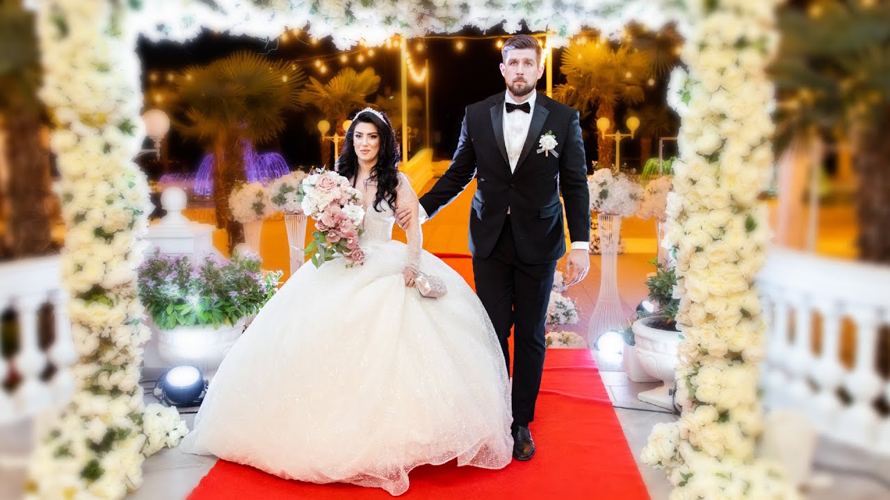 HYRJA E ÇIFTIT NE RESTORANT. DASMA SHQIPTARE HALIL&JETMIRA