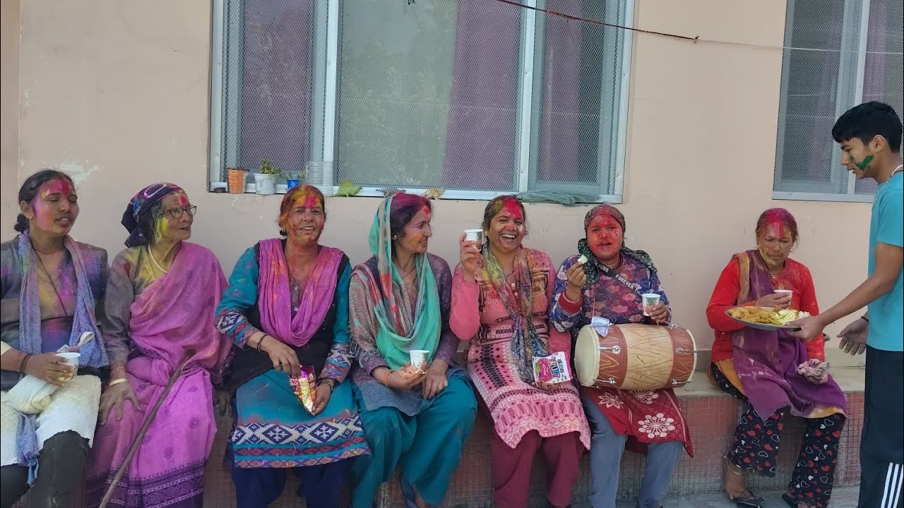 होली में सभी लोगों ने झूमकर डांस किया 