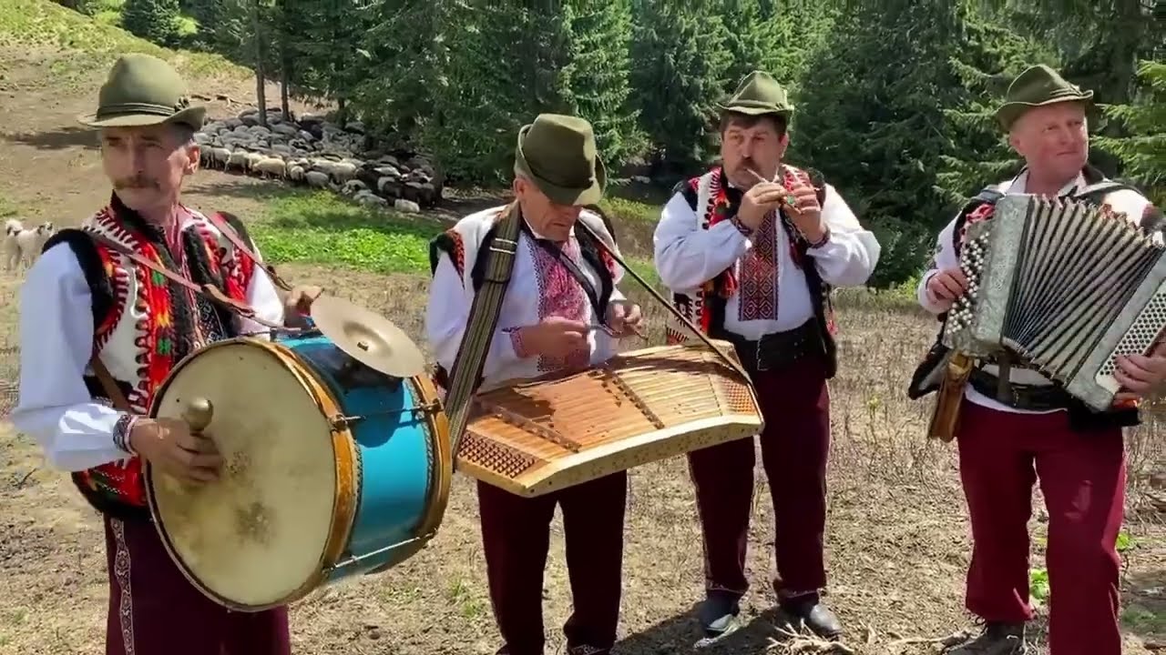 Гуцульські музики на полонині. Гуцулка до співання. Коломийки