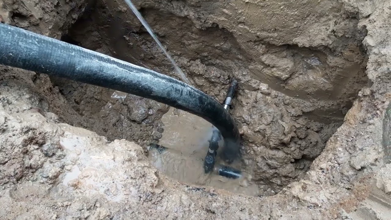 awaria wodociągowa Gr&oacute;jec ul. Jatkowa. (water supply failure)