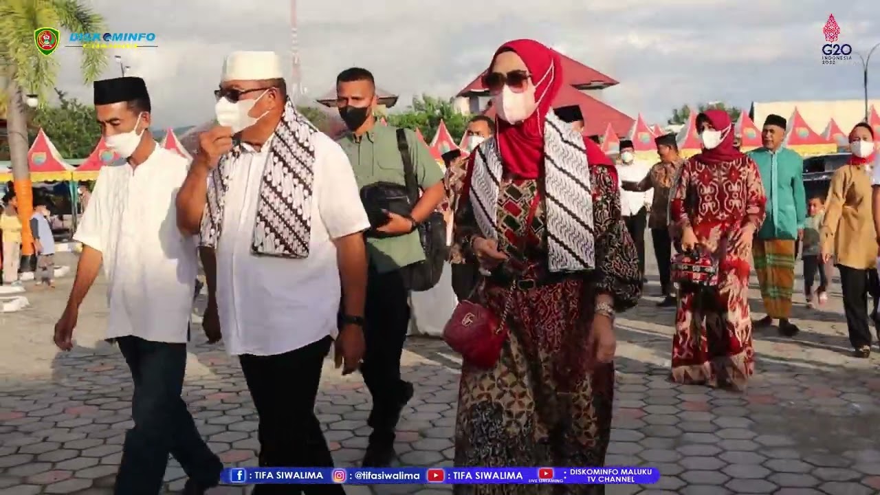 GUBERNUR DAN ISTRI BAGIKAN 123 PAKET SEMBAKO DI KAB  SBB