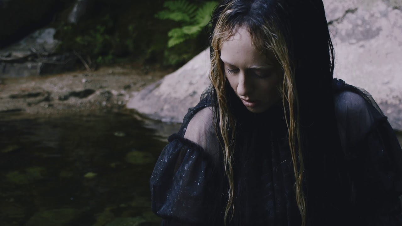 Allie X – Love Me Wrong ft. Troye Sivan (Visualizer)