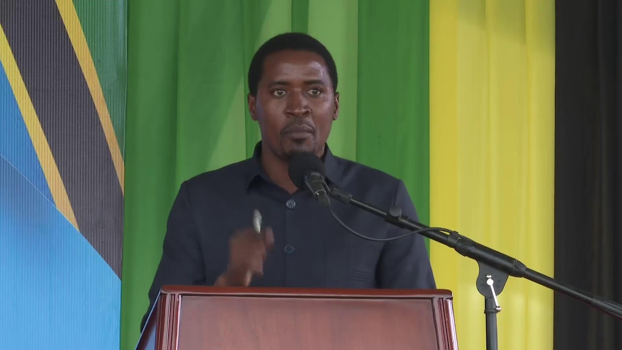 WAZIRI MKUU ANAZUNGUMZA NA WANANCHI WA MJI WA NAMANGA