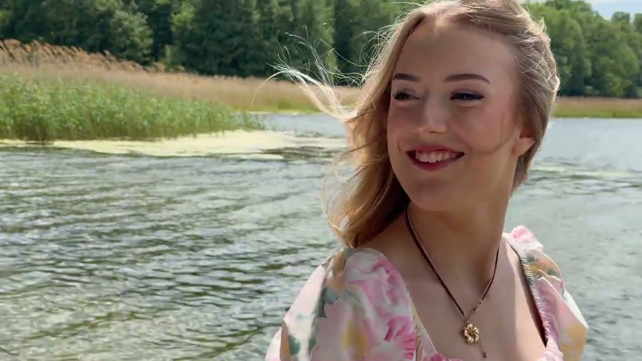 Zuzia Dobrańska Coquette make-up Studio Esti  [Official Video]
