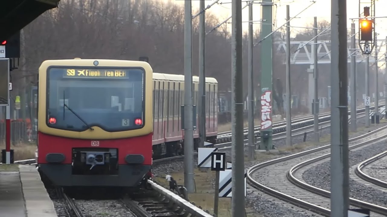 S-Bahn Berlin: Züge am Bahnhof Johannisthal -- Dezember 2024