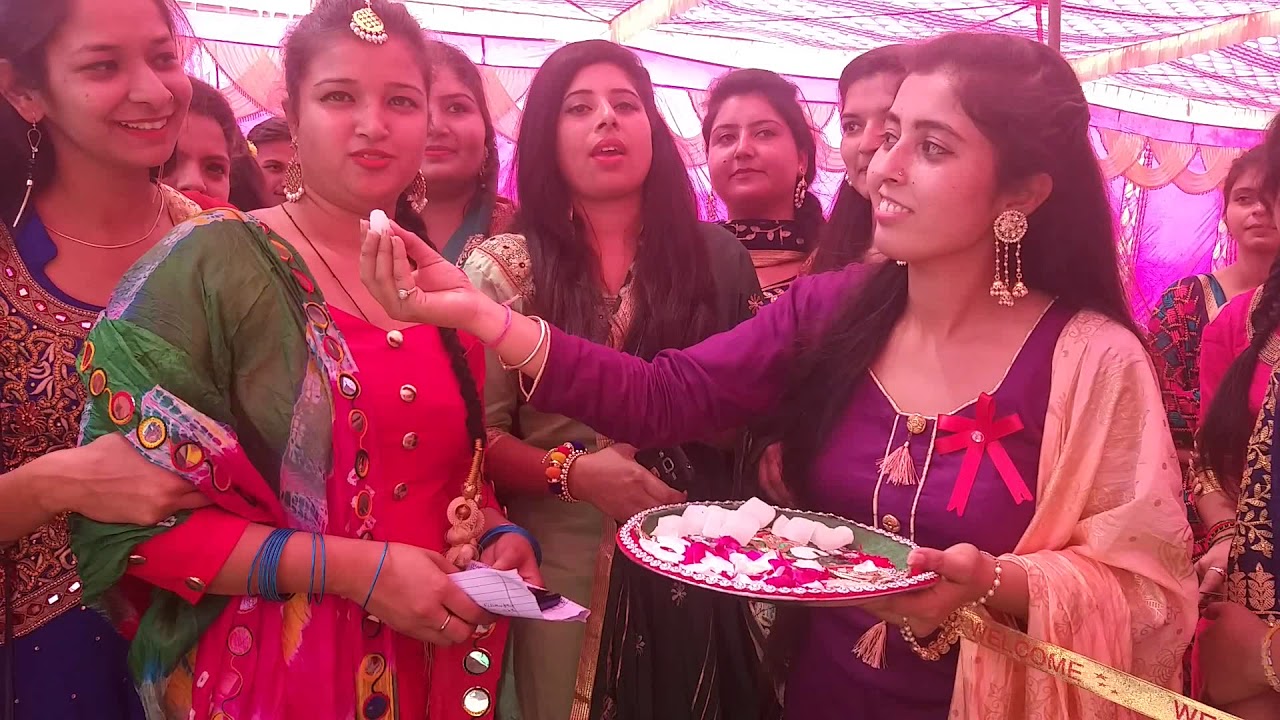 ਨੀ ਤੂੰ ਸੱਚੀਂ-ਮੁੱਚੀਂ ਲੱਗੇਂ ਪੰਜਾਂ ਪਾਣੀਆਂ ਦੀ ਹੂਰ - ਅਜੈ ਕੁਮਾਰ 'ਅਰਸ਼'