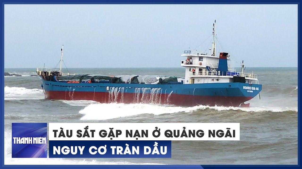 Gần 8.000 lít dầu trên tàu sắt gặp nạn ở Quảng Ngãi có nguy cơ bị tràn