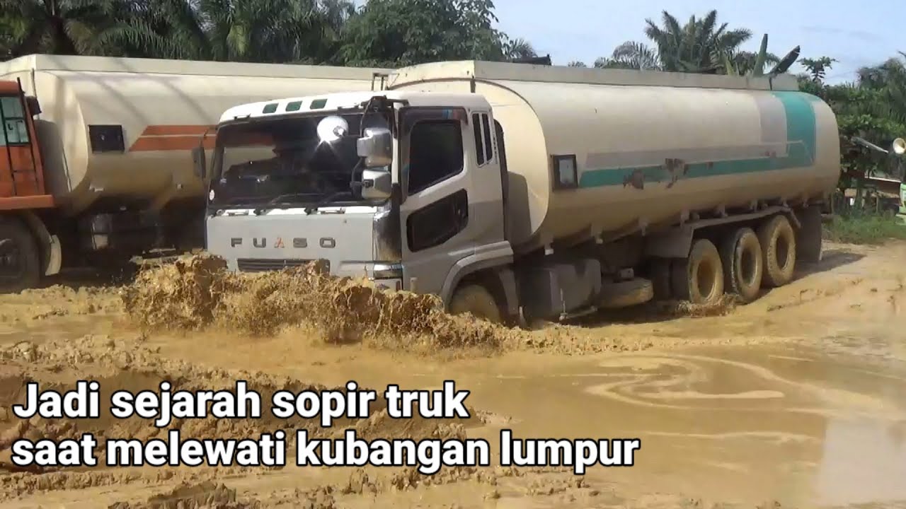Jadi sejarah sopir truk saat melewati kubangan lumpur