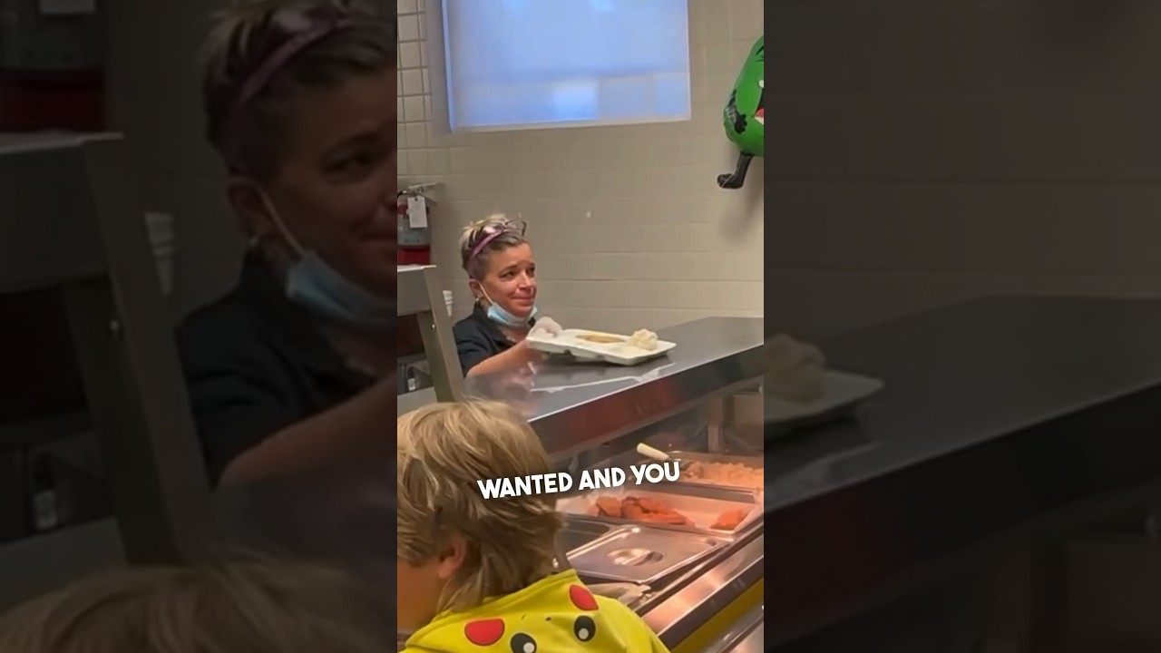 Students learn sign language to communicate with cafeteria worker ❤️