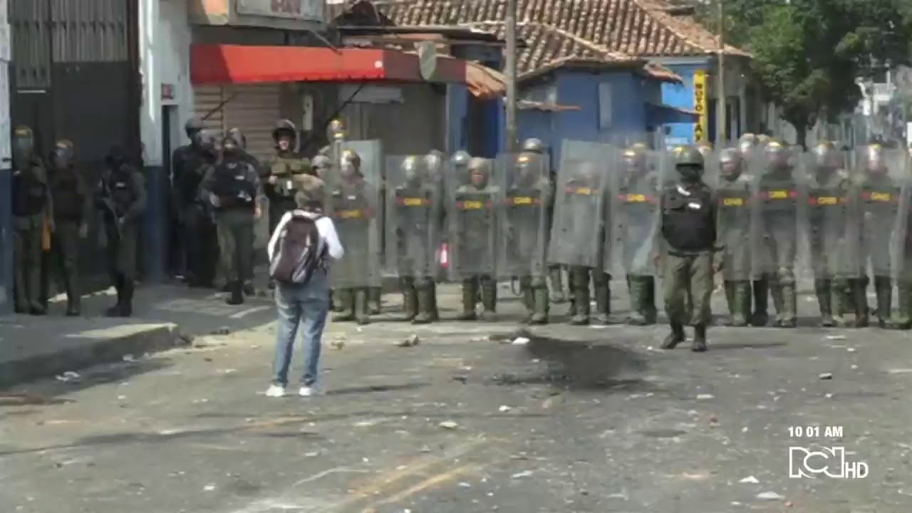 Mujer pedía de rodillas a la GNB el ingreso de la ayuda humanitaria