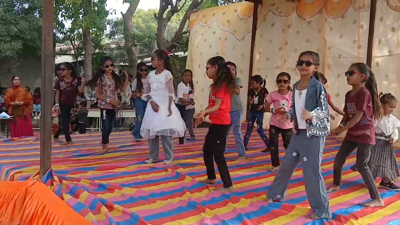 આદર્શ બનીએ ગીત પર ડાન્સ