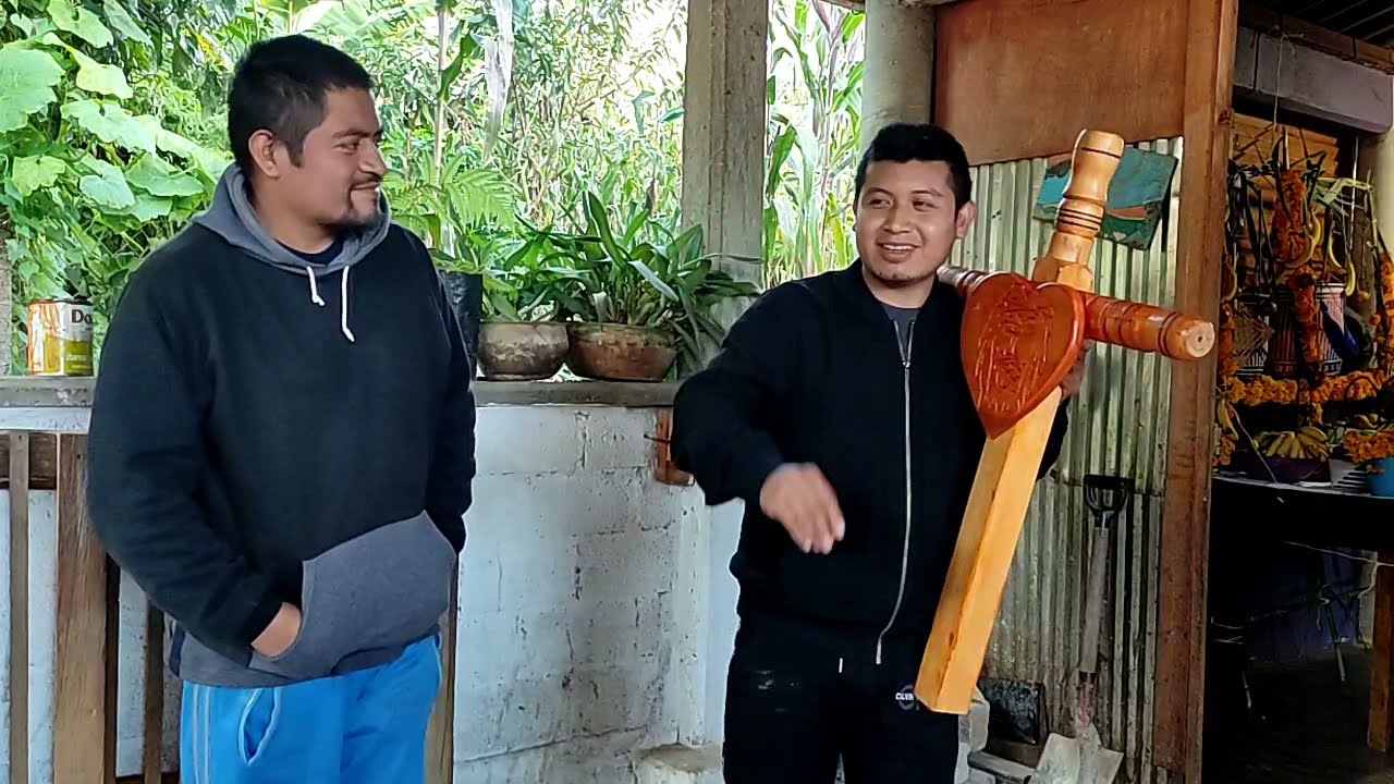 cruz de madera para llevar al panteón este día de muertos con el rostro de Jesús