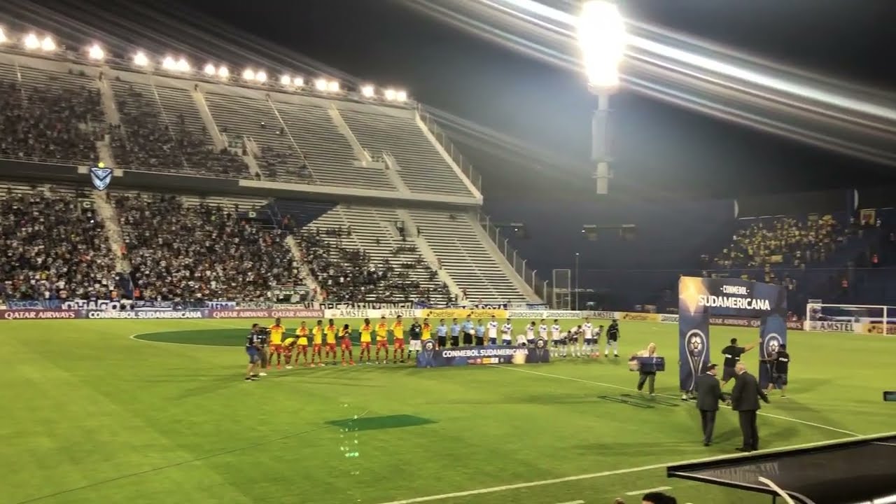 Amazing V&eacute;lez Sarsfield fans chanting in Estadio Jos&eacute; Amalfitani!