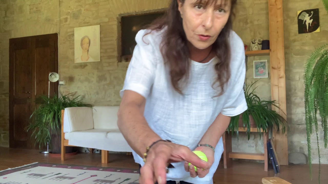 QI GONG PER  I PIEDI CON UNA PALLINA DA TENNIS a cura di Laura Sartori