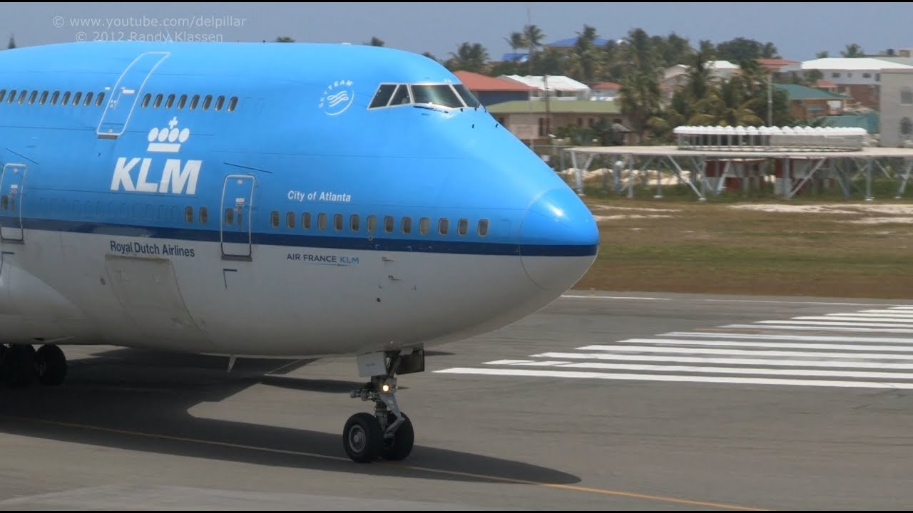 St. Maarten - KLM B747-400 landing and takeoff