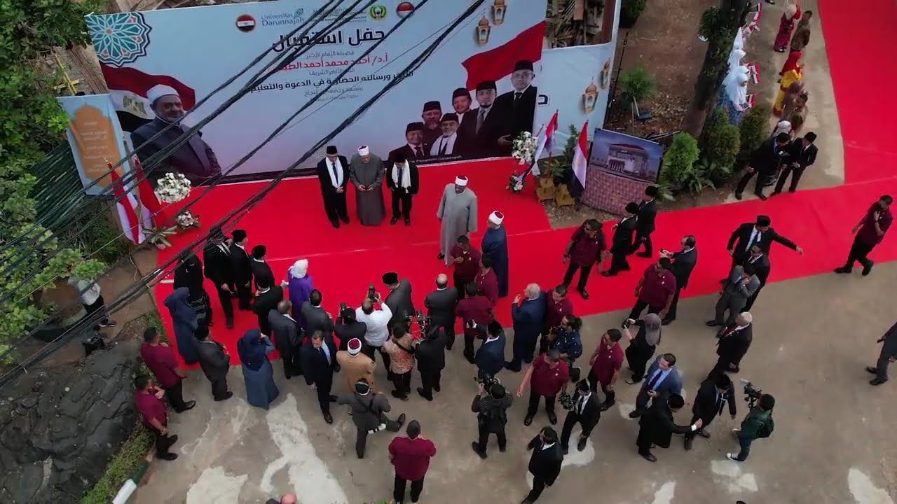جانب من الاستقبال الجماهيري الحاشد لشيخ الأزهر خلال زيارته لمعاهد دار النجاح الإسلامية بإندونيسيا..