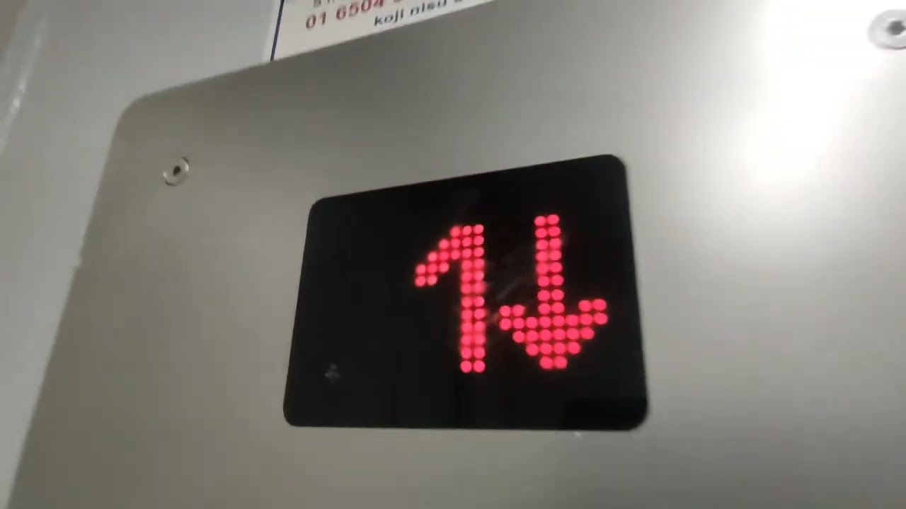 Osijek Sjenjak 41 Desni Lift radi ovaj je popravljen Lift kad je bio 1970s i sada 2015s Hrvatska 