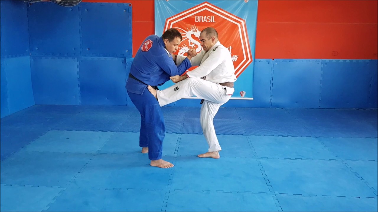 Jiu-Jitsu Schubert -Postura defesa contra puxada para a guarda - www.schubertshop.com