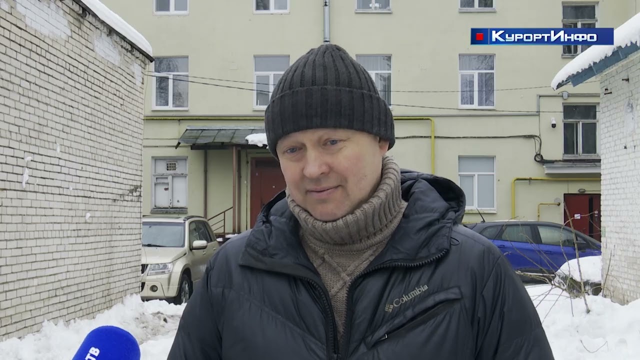 На проспекте Ленина и Вокзальной улице в Зеленогорске экстренно убирают снег с крыш