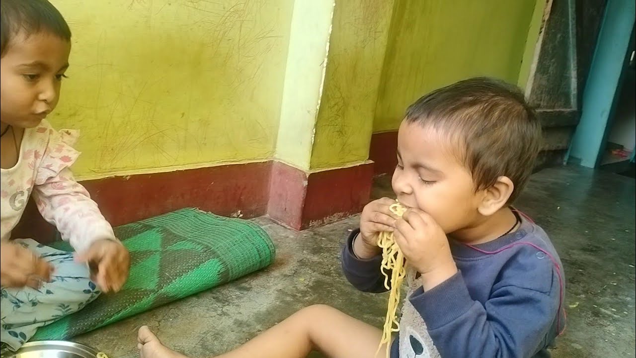 Yah Dono Maggie Kaise Kha Rhi 😅