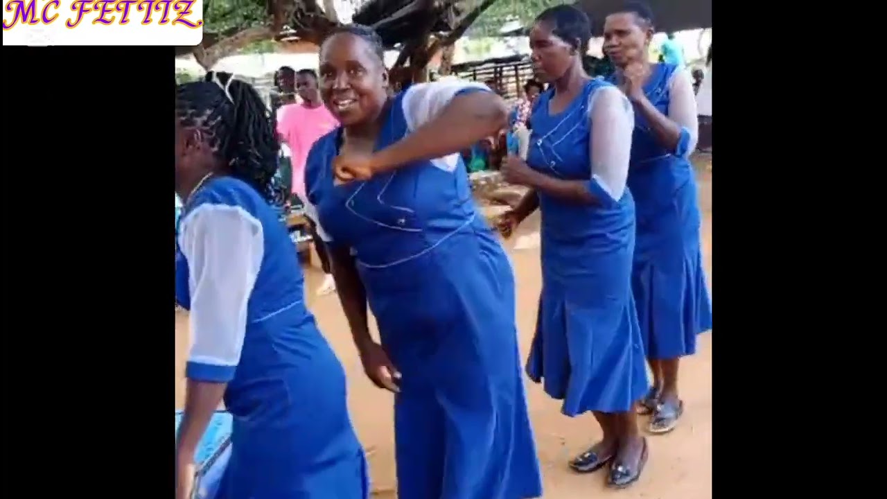 Mzee alinengua kiuno watu wakaachwa kinywa wazi😂😂😂mapenzi wewe😂😂_fetiiz tv