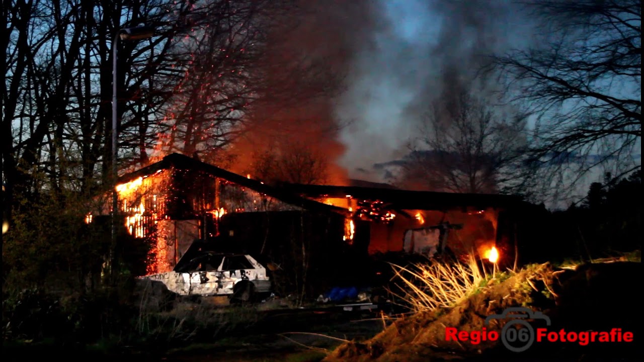 Uitslaande brand in een oude schuur bij Spelderholt in Beekbergen