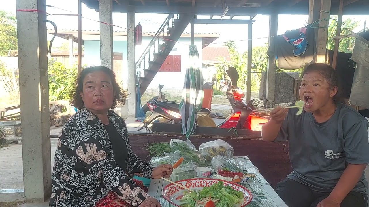 ไปตลาดแลงชื้อยำสะลัดมาสู่นางหล้ากินแชบๆของมักเพิ่น