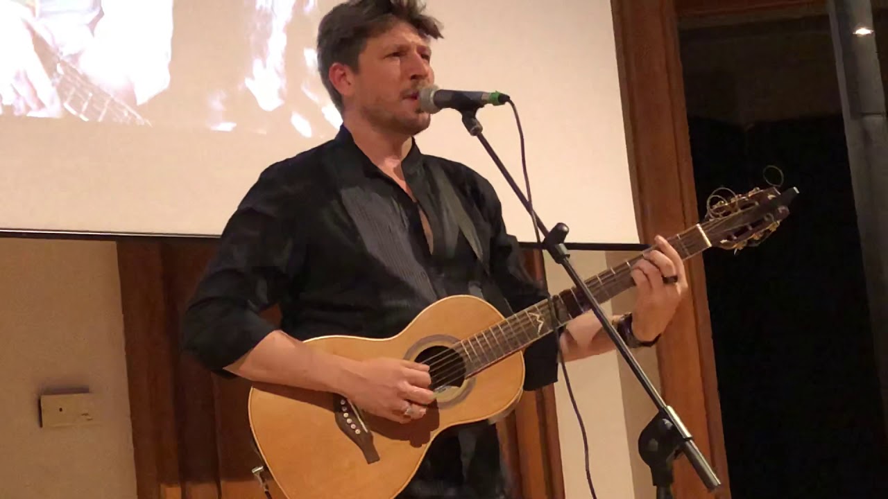 Daniele Stefani canta dal vivo la sua “Chiaraluna”