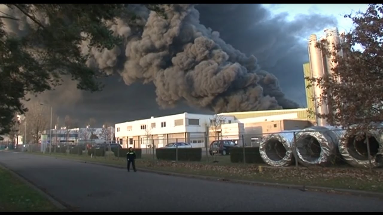 TVEllef: Enorme rookpluim boven Roermond bij brand Sekisui