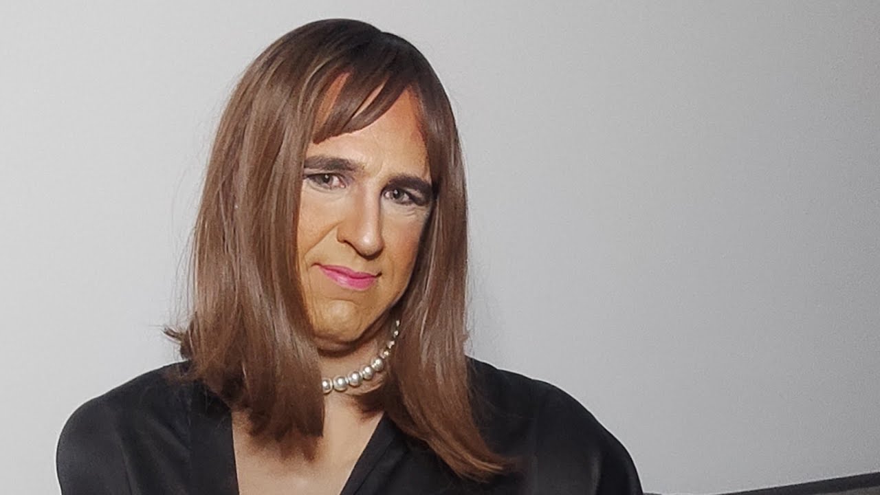 Crossdresser Kirsten Stone is live featuring Roanyer