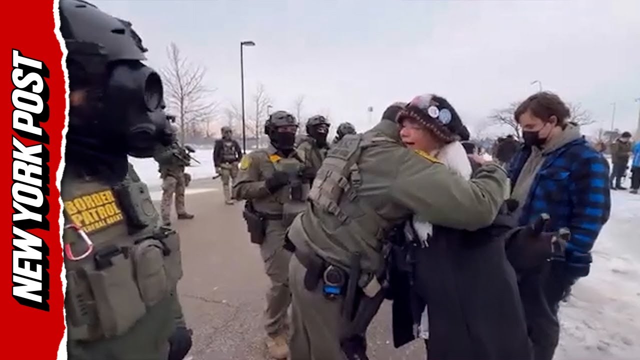 Сотрудник пограничной службы обнимает протестующего на фоне напряженности в отношениях с иммиграц...