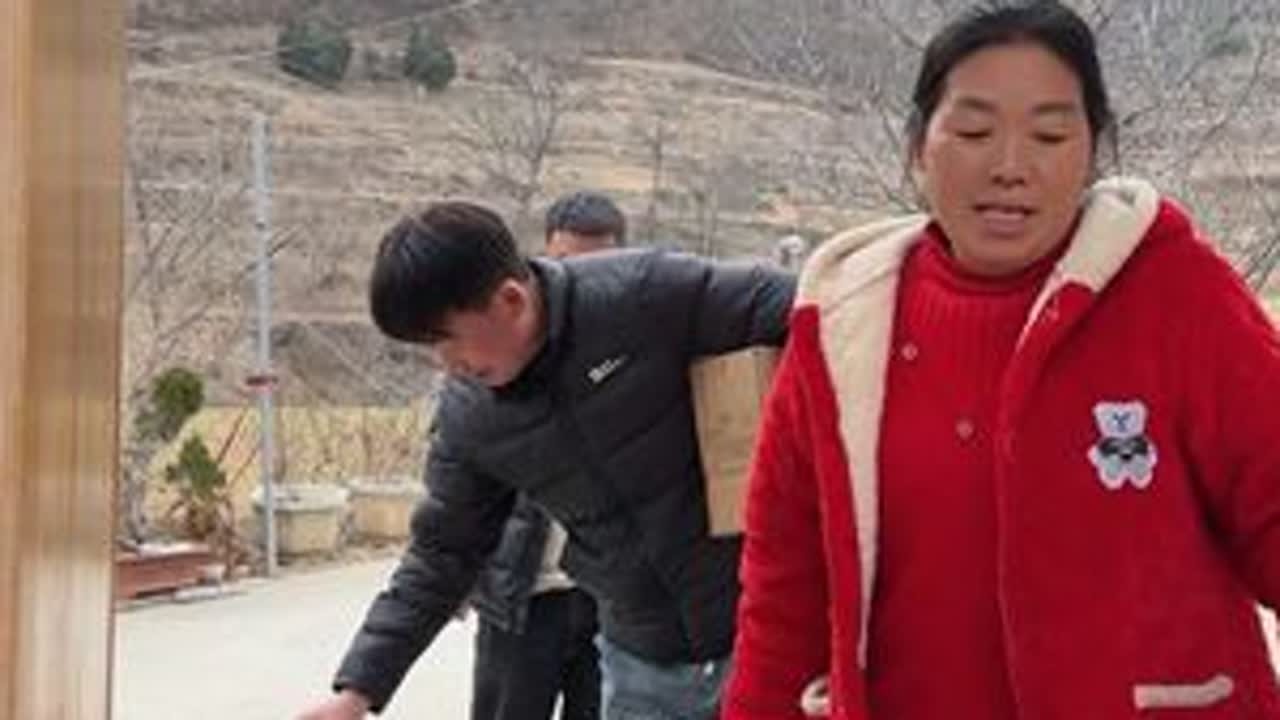 给小猪崽的奶送回家啦，妈妈说只要是我拿回去的，清水喝了都可以#回家 #记录真实生活 #我的乡村生活 #孕期