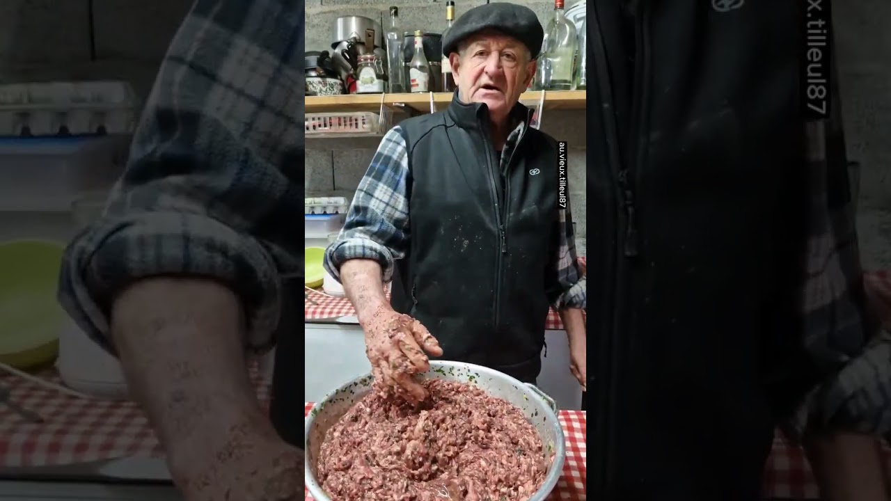Jean Louis pr&eacute;pare le p&acirc;t&eacute; de foie