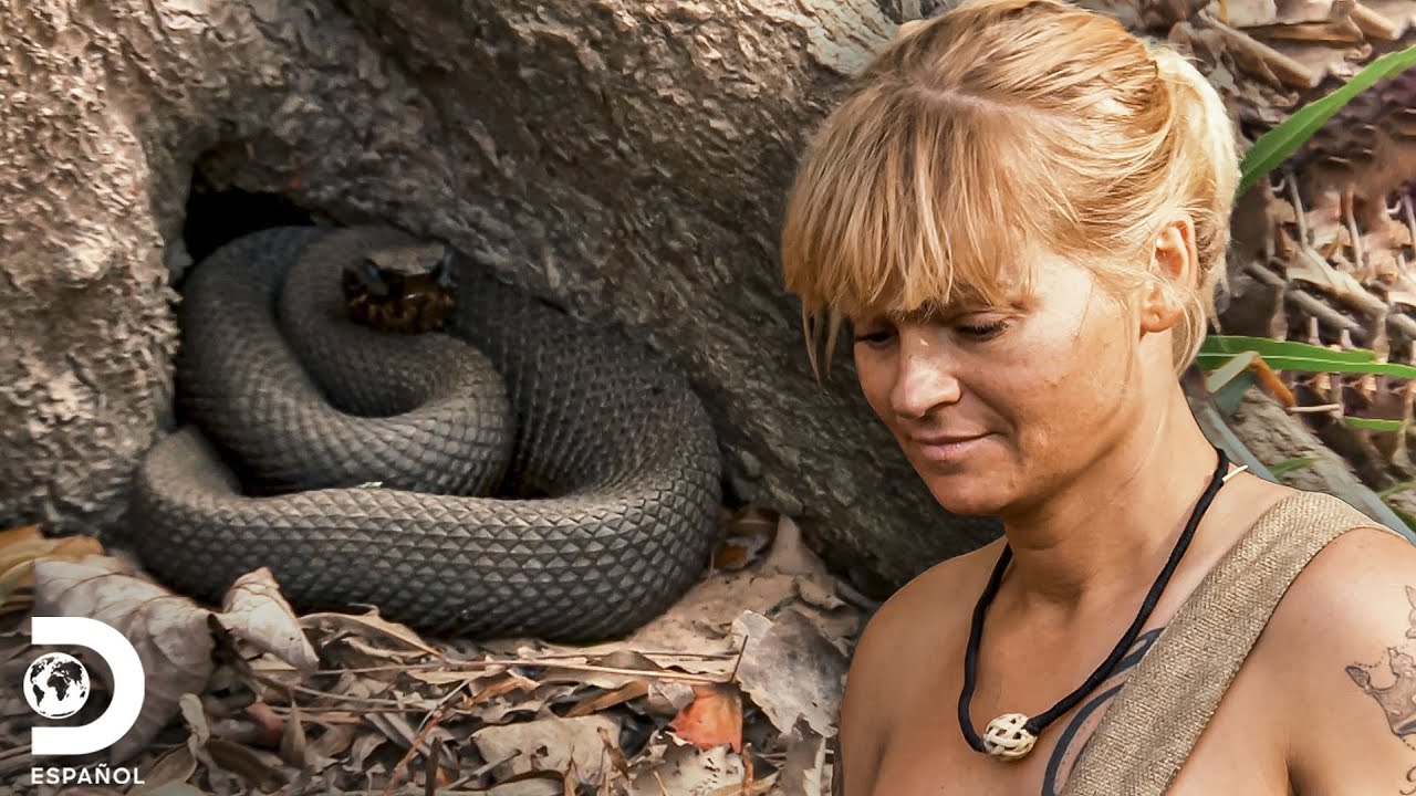 Lacey caza su primer serpiente | Supervivencia al desnudo: edición extrema  | Discovery en Español