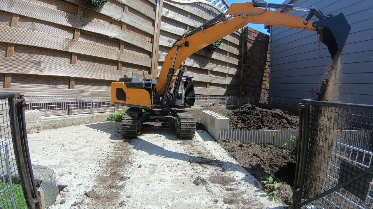 Liebherr 945 1/14 Hydraulic RC XDRC Excavator Making An Access Ramp
