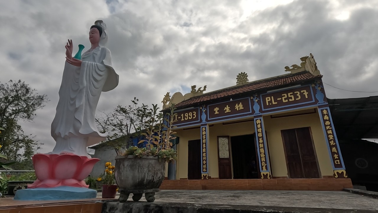 Chạnh Lòng Ngôi Chùa Nghèo Giữa Bãi Tha Ma Không Ai Viếng Thăm Dịp Tết