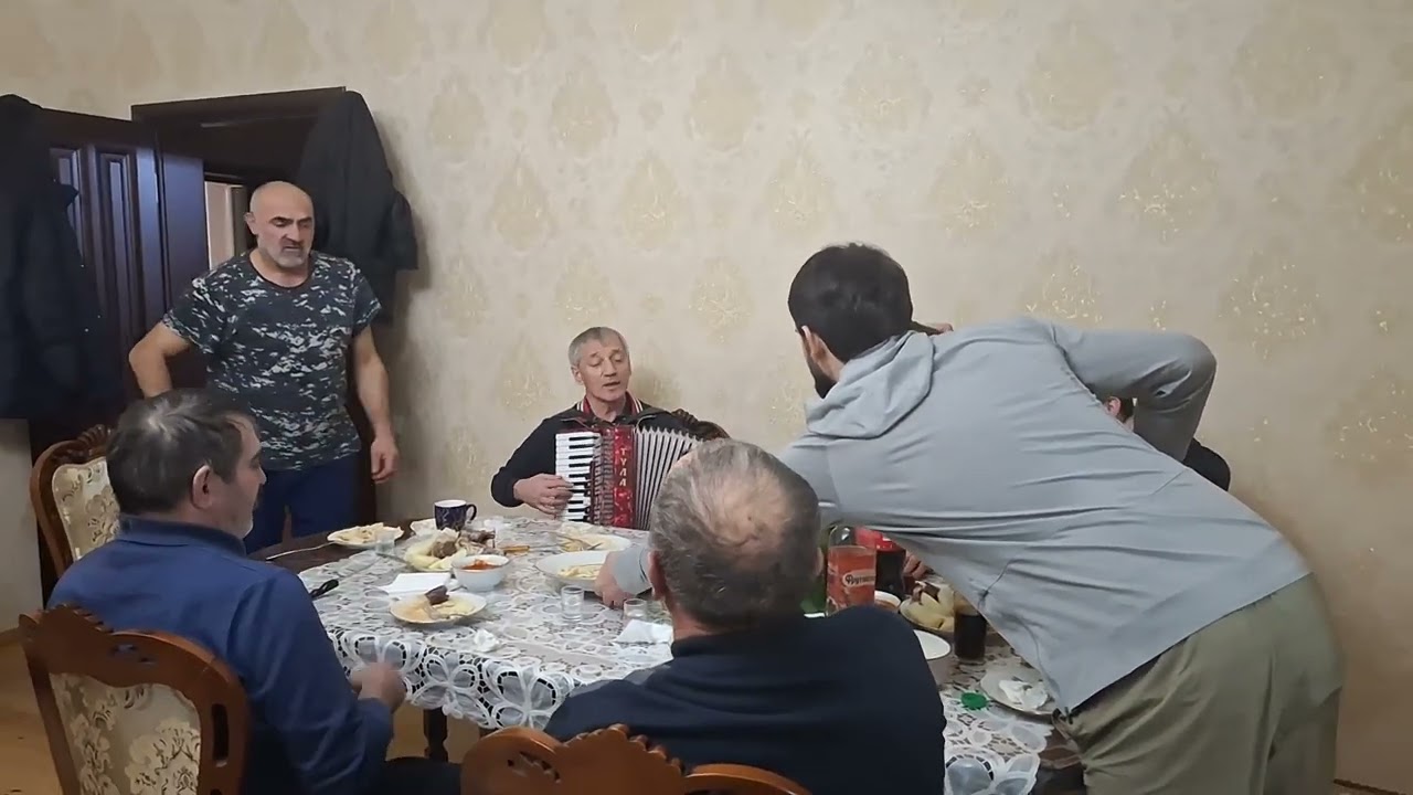 Раджаб Гусейнов в кругу сельчан !!!