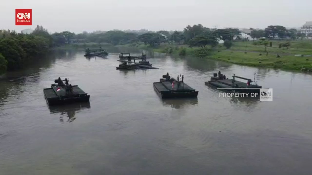 Uji Coba Kendaraan Tempur Canggih TNI AD di Sungai Brantas