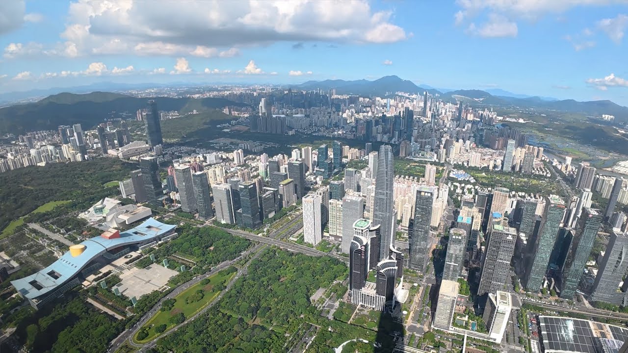 與家人一起來到平安國際金融中心116樓雲際觀光層俯瞰全深圳，大樓總共118層樓高599.1米深圳第一高樓全國第二高樓